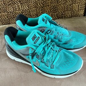 Nike men’s  Teal and Black Athletic Shoes